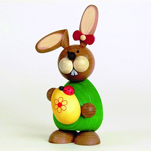 Kunsthandwerk Ullrich Påskdekoration – påskkaninfigur, hare, stående med stora gula ägg och skalbaggar, träfigur – handarbete – höjd 12 cm – Erzgebirge – påskhare – påsk
