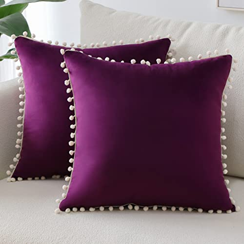 Sungeek 2er Set Samt Kissenbezüge, Dekorativ Zierkissenbezüge Weich Kissenbezug Pompon Dekokissen Sofakissen Couchkissen Deko Bezug Kissenhülle für Schlafzimmer Wohnzimmer (40x40 cm, Aubergine Lila)