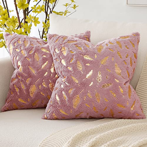 Sungeek Lot de 2 Housses de Coussin Décoratif de Luxe en Fausse Fourrure en Peluche Douce avec Plumes D'or Impression Housse Coussins Taie D'oreiller Décorative Salon Chambre(50x50 cm, Poudre de Cuir)