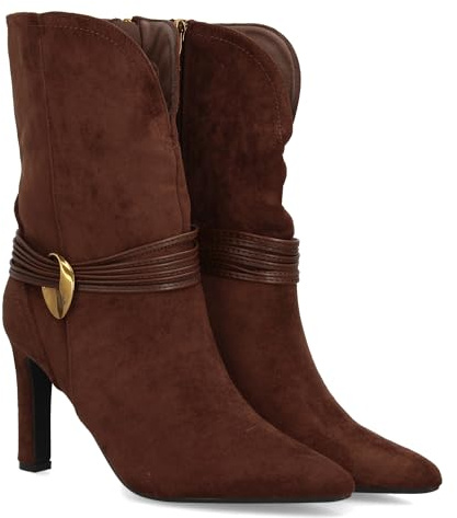 97523 Botin de mujer con cana media con corte curvado, que estiliza la pierna. Tiras decorativas entrecruzadas con aplique metalico en el lateral, tacon alto fino y cierre de cremallera. Cafe Talla 39