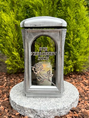 Lanterne funéraire avec socle et texte en 3D - « wir vermiessen Dich » - 29 cm de hauteur - Couleur argent - Bougie funéraire - Lanterne de jardin avec socle et bougie