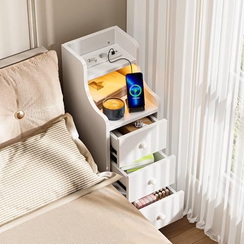 ChromaCasa Nachttisch Schmal Mit LED-Licht Und Ladefunktion, 2AC 2USB Beistelltisch Mit 3 Leisen Schubladen, Nachtschrank Mit Offenem Fach Für Schlafzimmer Wohnzimmer Weiß, 25 Breite