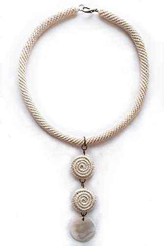 collana di fibra naturale boho con ciondoli tondi e ciondolo di madreperla fatta all'uncinetto