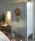 OPIUM OUTLET Chinesischer Hochzeitsschrank Schrank Kommode China asiatisch orientalisch Vintage Shabby-chic Stil Kleiderschrank Holz massiv 2 Türen 2 Schubfächer (grau)