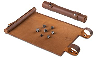 Melia Games RPG Würfelmatte zum Rollen inklusive Würfel Set - handgefertigte Würfelunterlage aus Echt-Leder - Pen and Paper Matte mit Würfelfach - für Fantasy-Rollenspiele (Tobacco + Iron Würfel-Set)