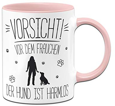 Tassenbrennerei Hunde-Tasse mit Spruch Vorischt vor dem Frauchen - Der Hund ist harmlos - Geschenk für Hundebsitzer, Hundeliebhaber - Spülmaschinenfest (Rosa)