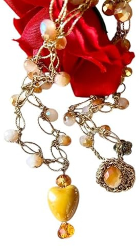 Collana girocollo artigianale fatta a mano all'uncinetto con filato prezioso Lurex, cristalli in vetro giallo ocra, ciondolo cuore in ceramica gialla, chiusura a bottone - Idea regalo. Pezzo unico.