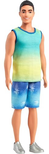 Barbie Fashionistas Ken-docka nr 236 med svart hår, klädd i blågrönt linne med jeansshorts och silverfärgade sneakers, HYV00