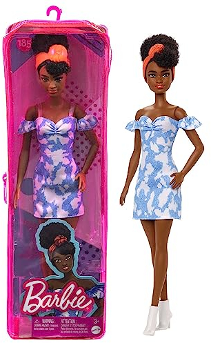 Barbie Fashionistas Puppe, Schwarze schwarzen Locken, Schulterfreies Jeanskleid, Haargummi, Schuhe, inkl. Barbiepuppe, Geschenk für Kinder, Spielzeug ab 3 Jahre,HBV17