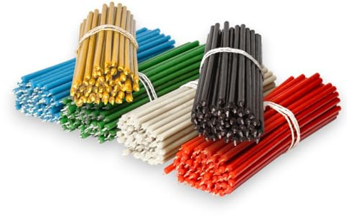 Candele rituali in cera d'api multicolore:giallo, verde, rosso, nero, marrone, blu. L-16 cm, Ø 5 mm, tempo di combustione 30 minuti: naturali, non gocciola la cera, non producono fumo.