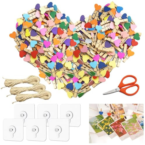 SHENSAIGO 100 Stück Herz Holzklammern Klein, Bunte Wäscheklammern Holz, Mini Wäscheklammern mit 30m Juteschnur Schere 6 Selbstklebende Haken, 3.5cm Kleine Klammern für Fotos Lebensmittelversiegelung