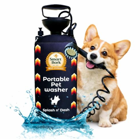 Splash n' Dash 8 liter bärbar hunddusch – manuell duschsats med borsthuvud och neoprenjacka – bärbar hundbricka för hem, resor eller utomhusbruk