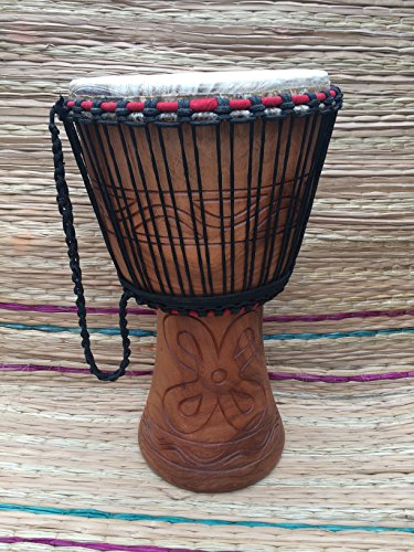 AMI 35,6 cm authentische ghanaische Djembe-Trommel mit schönen Handschnitzereien – kommt mit drei kostenlosen Instrumenten im Wert von £35