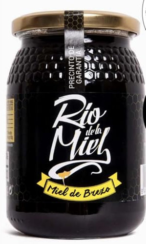 Miel de Brezo, pura de Abeja 100% Natural. Producto Artesano de Cosecha Propia. Aroma intenso. Origen: Salamanca. Miel con color oscuro, caoba, con tonalidades rojizas.