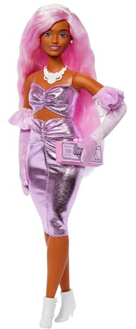 Barbie Deluxe Style Poupée Barbie en tenue tendance Barbiecore, avec chevelure rose, robe rose brillante et accessoires tels que des gants en velours, un sac à main et plus encore, HYV25