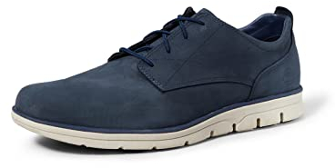 Laufen Sie mit einem Paar Chukka Boots entspannt ins Wochenende. Diese Chukkas für Herren wurden von Sneakers inspiriert.Mit ihrem außergewöhnlichen Finish geben diese lässigen Herrenstiefel Ihrem Freizeitlook einen coolen Touch. Sie zeigen sich mit einem OrthoLite®-Fußbett und unserer dreilagigen SensorFlex™-Technologie für optimalen Halt, Flexibilität und Komfort. Mit umweltfreundlichem Futter aus recycelten Plastikflaschen.Mit Premium-Nubukleder aus einer nachhaltigen LWG-geprüften Gerberei mit Silberprädikat Der Chukka Boot aus der Herrenkollektion ist ein Klassiker von Timberland und nicht nur besonders bequem, sondern hält auch ein Leben lang. Also wählen Sie Ihr Lieblingspaar Chukka Boots aus Wildleder oder Leder und starten Sie entspannt