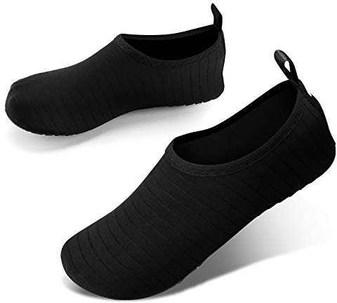 JOTO Chaussure d'eau Water Shoes Aquatiques Homme Femme, Chaussures de Plage de Mer de Piscine Sandales Plastiques, Anti Sable Antidérapant Sèche Vite, sur la Plage ou Yoga-Noir 1-23CM