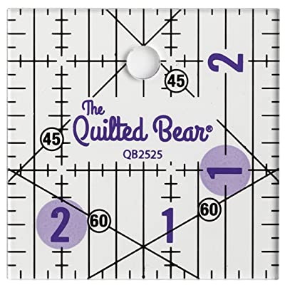 The Quilted Bear Transparentes Patchwork-Lineal – rutschfestes Design, Lineal zum Nähen, Quilten, Patchwork, robustes Acryl mit 30 45 60 Grad Winkeln, klare Linien (2.5 x 2.5)