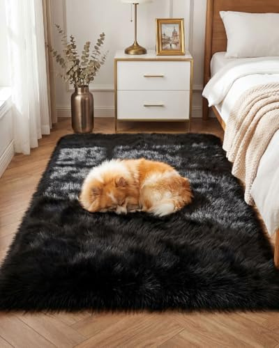 Tapis moelleux en fausse peau de mouton, poils longs,noir, 90 x 150 cm | Ultra doux et moelleux pour salon, chambre et salle à manger; son aspect peau de mouton apporte une touche chaleureuse