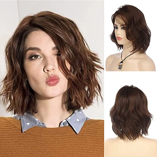 Qnbiar Parrucca corta ondulata marrone a caschetto da donna sintetica resistente al calore con riga laterale per Halloween e cosplay
