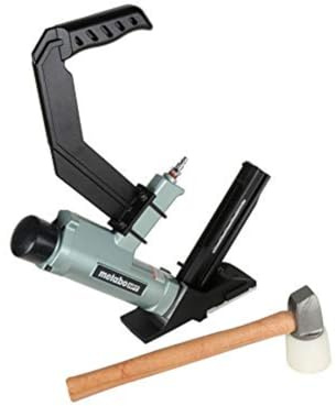 Metabo HPT Grapadora de suelos, clavadoras neumáticas Pro-Preferred en herramientas de suelos, grapadora eléctrica con mango desmontable de largo alcance, calibre 15.5, grapas de 1/2 pulgada, longitud