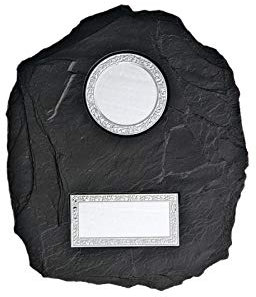 Henecka Auszeichnung Aluminium Kranz, Textschildfassung auf Schieferlook Tafel zum Stellen oder Hängen, mit Wunschgravur & individuellem Motiv wählbar