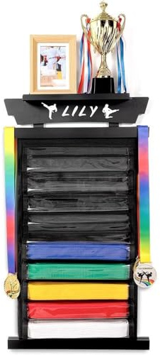 Niciksty 12 Ceintures Karate Belt Display Rack avec Autocollants, Organisateur de Ceintures D'arts Martiaux, Conception Anti-poussière, Support D'affichage pour Ceintures de Taekwondo pour Karaté, BJJ