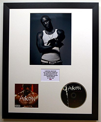 AKON/Darstellung mit Foto und CD | Limited Edition des Albums TROUBLE