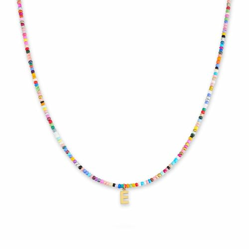 Färgglad pärlhalsband dam | Vattentåligt halsband med bokstäver A–Z | Initialberlock i 18K guldpläterat rostfritt stål | Hudvänligt och justerbart halsband (40–45 cm)