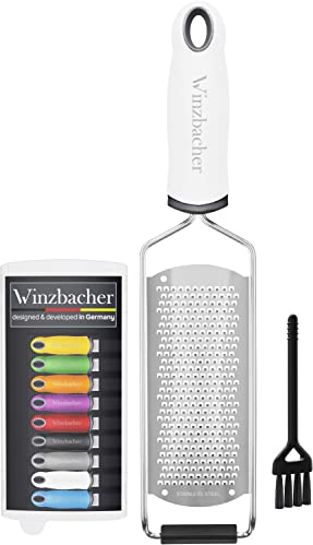 Winzbacher - Premium Zester Reibe I Parmesanreibe, Zitronenreibe, Muskatnuss Reibe, Ingwerreibe u.v.m. I rasiermesserscharfe Edelstahl Klinge I Spülmaschinenfest I inkl. Schụtz & Reinigungsbürste