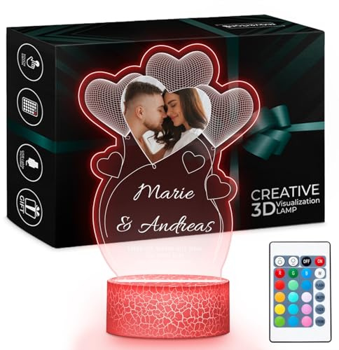 Maverton Lampada con Targa Personalizzata - Targhetta Personalizzata con Luce Notturna - Base Multicolore Caricatore e Telecomando - Idea Regalo Coppia Anniversario