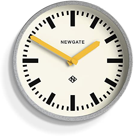 NEWGATE® Luggage wanduhr | Moderne Retro Metall bahnhofsuhr | 30cm | Tief verzinktes metallgehäuse mit gelben zeigern | Zeitgenössischer Vintage Stil für küche, Wohnzimmer oder büro