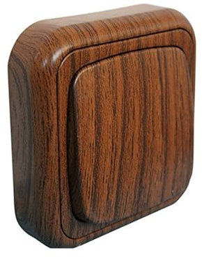 Interruptor cruzamiento empotrado de madera con acabados elegantes, ideal para controlar iluminación en espacios variados.