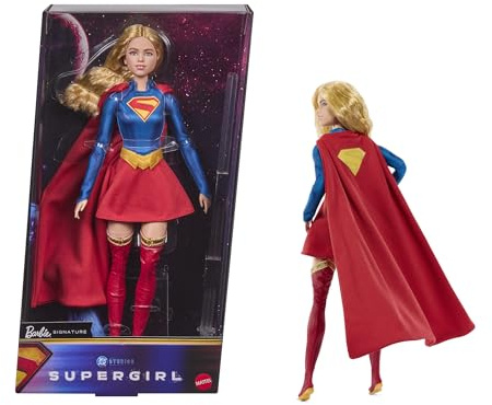 Barbie Signature DC Supergirl modedocka | Blond superhjältemodedocka med dockställ och förpackning för display, JJY04