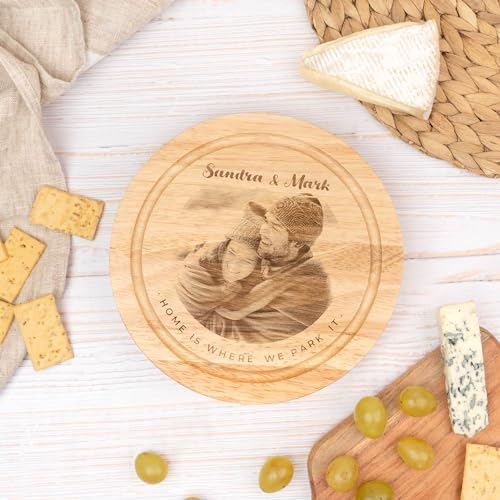Wanapix | Tagliere per Formaggi Personalizzato con Foto e Testo | Include Set 4 Utensili in Acciaio Inox | Tagliere in Legno Inciso | 22ø cm | 100% Personalizzato
