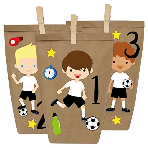 Papierdrachen 2025 DIY Adventskalender Kraftpapier Set - Fußballer (Deutschland Edition) zum Aufkleben - mit 24 braunen Papiertüten zum selbst Befüllen und zum Selbermachen - Weihnachten