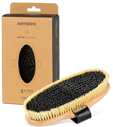 Artero Saturno S3. Cepillo caballo cerdas cortas y duras. para una limpieza profunda. Indispensable tenerlo en el set de cepillos para la limpieza diaria. se ajusta a cualquier tipo de mano.