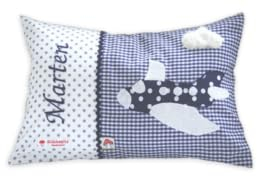 Glückspilz Namenskissen Babykissen I Flugzeug Flieger I mit Namen personalisiert I Geschenk zu Geburt, Taufe oder Geburtstag I Blau (40 x 60 cm)
