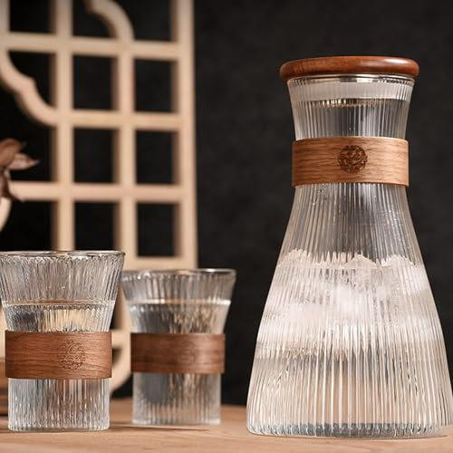Basic Wasserkaraffe Set - Glaskanne 1,5 L mit 2 Gläsern 330 ml mit Silikondeckel im modernen Streifendesign, Style 1
