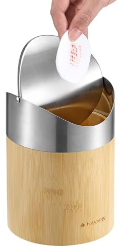 Navaris Cestino Spazzatura - Mini Pattumiera Bagno e Cucina - Bidoncino Resistente e Salvaspazio - Pattumiera da Tavolo Piccola per Scrivania - in Bambù con Coperchio Oscillante