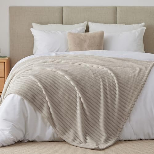 BEDELITE Kuscheldecke Flauschig Decke Groß - weiche Flanell Decken Beige 220x240 für Bett, Deko Streifen Cord Fleecedecke als Tagesdecke für Schlafzimmer, XXL Blanket Wide Use