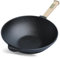 4BIG.fun Wok Bratpfanne 26 cm 2,8 L aus Gusseisen mit Holzgriff Outdoor Stielpfanne Camping Grillpfanne Kochgeschirr Cast Iron Wokpfanne Gusseisenpfanne Induktion