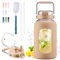 BLUEGO 2500ml Trinkflasche Glas mit Edelstahlgriff 2,5L große Wasserflasche mit Zeitmarkierungen und Silikonhülle Halbe Gallone Wasserkrug BPA-frei für Sports Täglicher Gebrauch, Amber