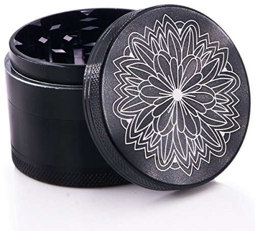 DCOU Nuevo Diseño Premium Molinillo de hierba de aluminio 2.2 pulgadas 4 piezas molinillo de metal con catcher de polen con flor tallada (Negro)