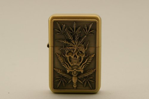 Mechero de gasolina, diseño de calavera con hojas de cáñamo.