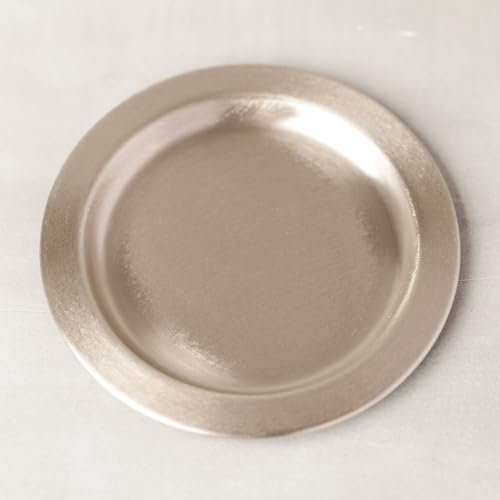 MOMENTU® Kerzenteller rund – Messing gebürstet [Silber, Handarbeit] – Kerzenständer, Kerzenuntersetzer, Dekoteller, Kerzenschale für Stumpenkerzen, Tauf-, Kommunion- und Konfirmationskerze – Ø 11 cm