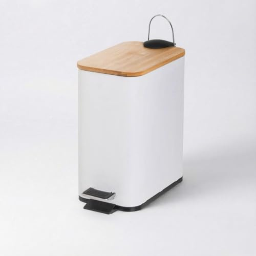 CasaSeleccion - Papelera de pedal rectangular de 5 litros con acabado mate. Tapa de bambú y cuerpo de metal blanco. Cubo interior de polipropileno extraíble con asa. Medidas: 25x14x27 cm