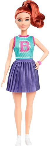 Barbie Fashionistas Muñeca n.232 con Pelo Rojo, Top Deportivo con una 'B', Falda Plisada Morada, Reloj y Zapatillas, HYT90