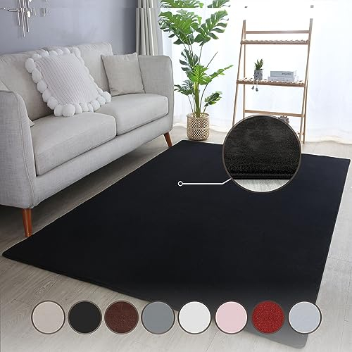HomebyHome Kurzflor Teppich Wohnzimmer 140x200 cm Schwarz - Waschbarer Teppich für Schlafzimmer, Esszimmer und Ideal als Küchenteppich - Flauschiger Teppich Extra Weich, Einfarbig, rutschfest, Modern