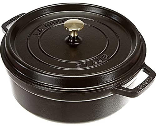 STAUB Gusseisen Bräter/Cocotte, Rund & Flach, 26 cm, 4 L, Aromaregen Funktion für optimale Befeuchtung, Für alle Herdarten inkl. Induktion & Backofen, Schwarz